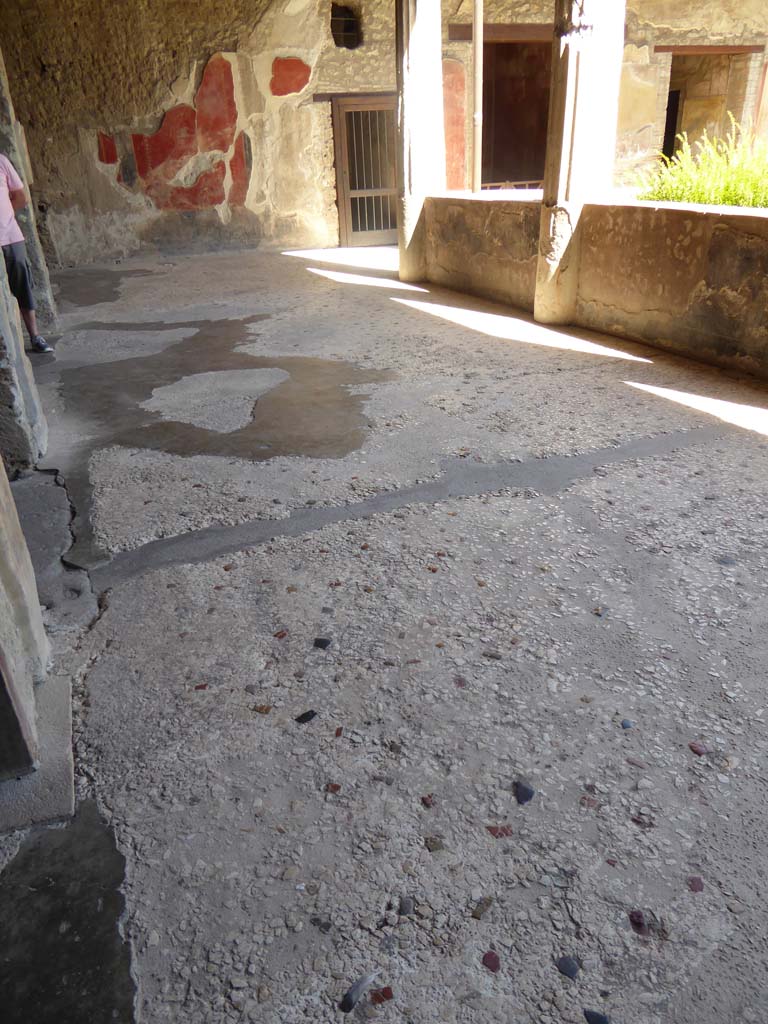 I.10.4 Pompeii. September 2018. Looking east along flooring on north portico, towards east wall with painted decoration.   
Foto Annette Haug, ERC Grant 681269 DÉCOR.