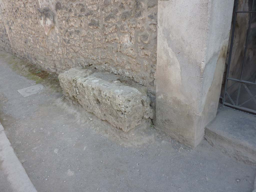 I.10.4 Pompeii. October 2014. Bench on front wall to left of entrance.     
Foto Annette Haug, ERC Grant 681269 DÉCOR