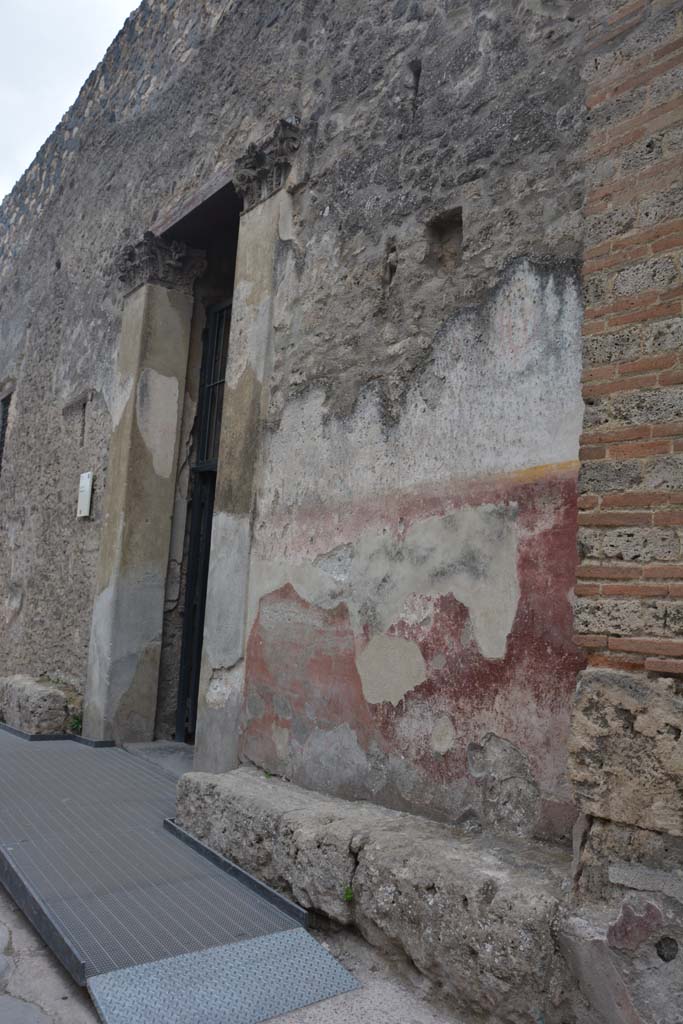 I.10.4 Pompeii. October 2017. 
Looking south-east to entrance doorway with bench and painted plaster on west side. 
Foto Annette Haug, ERC Grant 681269 DÉCOR.