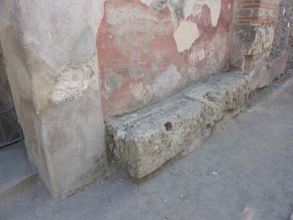 I.10.4 Pompeii. October 2014. Bench on front wall to right of entrance, with painted plaster.  
Foto Annette Haug, ERC Grant 681269 DÉCOR
