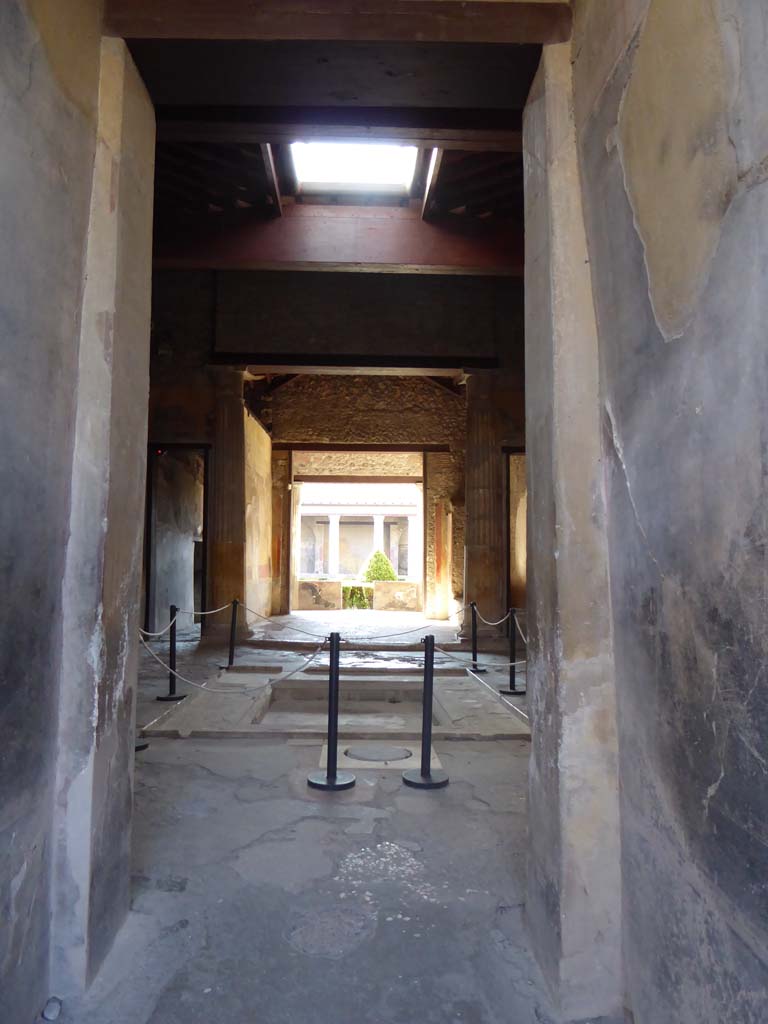 I.10.4 Pompeii. September 2017. Looking south across atrium from entrance corridor.  
Foto Annette Haug, ERC Grant 681269 DÉCOR.