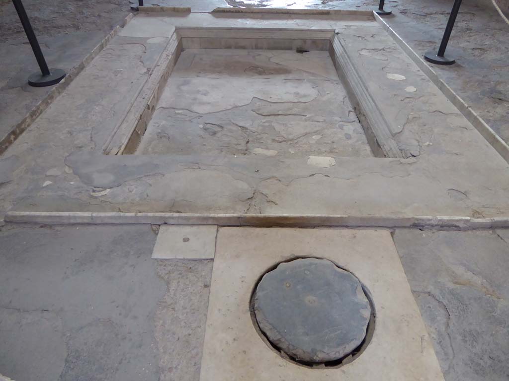 I.10.4 Pompeii. September 2017. Looking south across impluvium in atrium.  
Foto Annette Haug, ERC Grant 681269 DÉCOR.