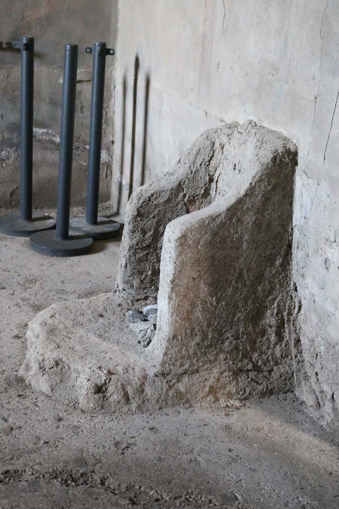 I.10.4 Pompeii. December 2018. 
Room 3, structure against south wall. Photo courtesy of Aude Durand.