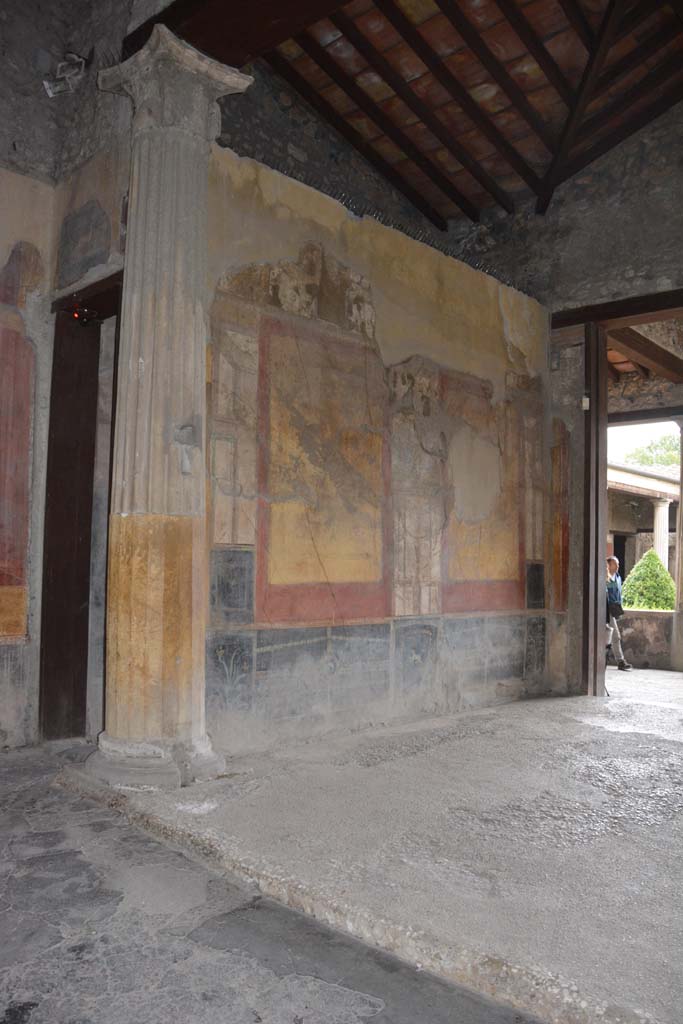 I.10.4 Pompeii. October 2017. 
Room 8, looking towards east wall of tablinum from atrium, with corridor 9, on left.
Foto Annette Haug, ERC Grant 681269 DÉCOR.