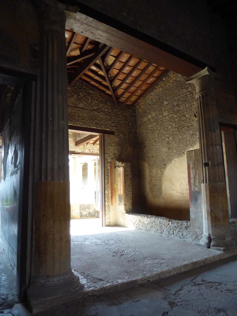 I.10.4 Pompeii. September 2017. Room 8, looking west across tablinum from atrium.  
Foto Annette Haug, ERC Grant 681269 DÉCOR.