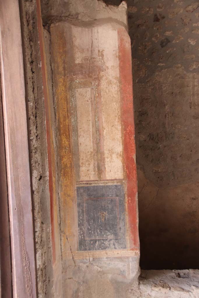 I.10.4 Pompeii. September 2021. 
Room 8, detail from south end of window in west wall of tablinum. Photo courtesy of Klaus Heese.