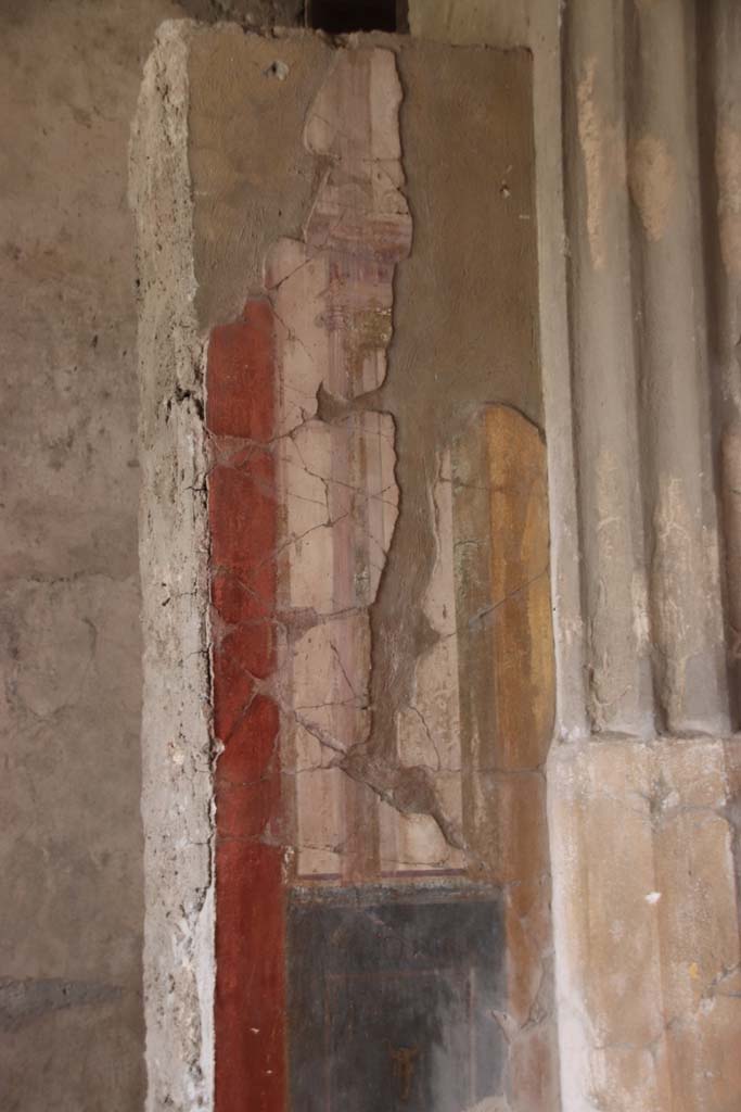 I.10.4 Pompeii. September 2021. 
Room 8, detail from north end of window in west wall of tablinum. Photo courtesy of Klaus Heese.