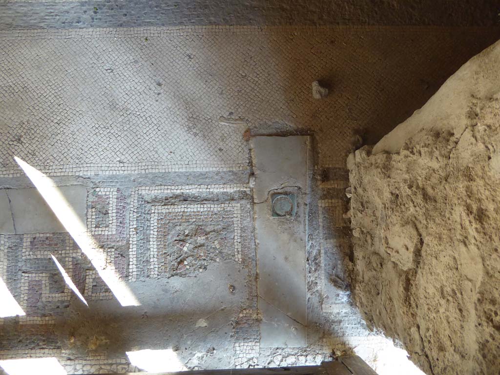 I.10.4 Pompeii. September 2017. Room 11, detail of doorway threshold.  
Foto Annette Haug, ERC Grant 681269 DÉCOR.