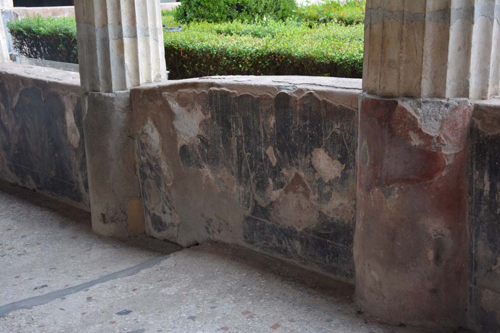 I.10.4 Pompeii. October 2017. Looking north along painted pluteus from west portico.
Foto Annette Haug, ERC Grant 681269 DÉCOR.