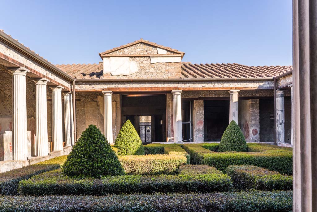I.10.4 Pompeii. April 2022. 
Looking north across peristyle garden towards atrium, from south-west portico. Photo courtesy of Johannes Eber.