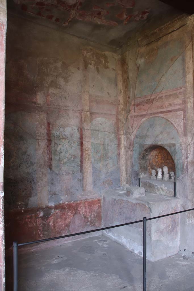 I.10.4 Pompeii. September 2021. 
Area 25, south-west corner of peristyle, looking towards Sacrarium with built in altar and apsed niche.
Photo courtesy of Klaus Heese.