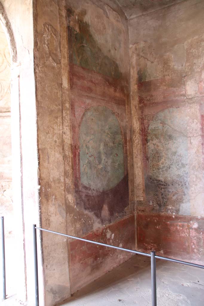 I.10.4 Pompeii. September 2021. 
Alcove 25, looking towards east wall and south-east corner. Photo courtesy of Klaus Heese.