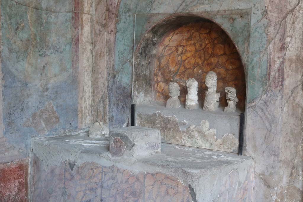 I.10.4 Pompeii. December 2018.  
Alcove 25, lararium or domestic shrine in south-west corner of peristyle. Photo courtesy of Aude Durand.