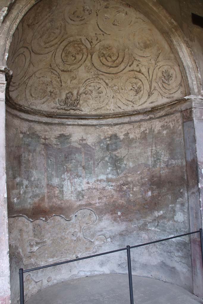 I.10.4 Pompeii. September 2021. 
Alcove 24, stucco with painted plaster below. Photo courtesy of Klaus Heese.