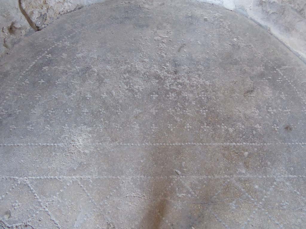 I.10.4 Pompeii. September 2018. Alcove 24, detail of flooring in alcove.   
Foto Annette Haug, ERC Grant 681269 DÉCOR.