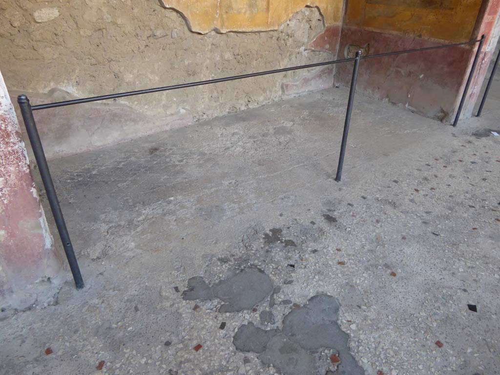 I.10.4 Pompeii. September 2017.  Alcove 23, detail of flooring, looking south from south portico. 
Foto Annette Haug, ERC Grant 681269 DÉCOR.