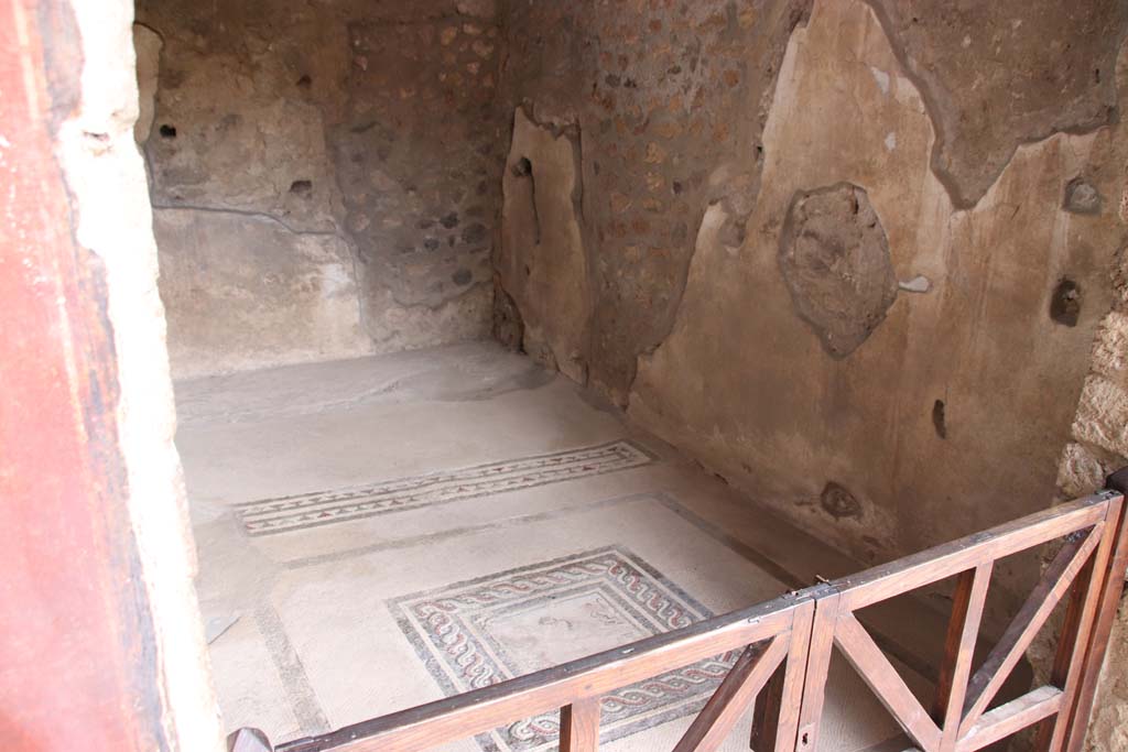 I.10.4 Pompeii. September 2021. 
Room 21, on south side of peristyle, looking south-west from entrance doorway. Photo courtesy of Klaus Heese.