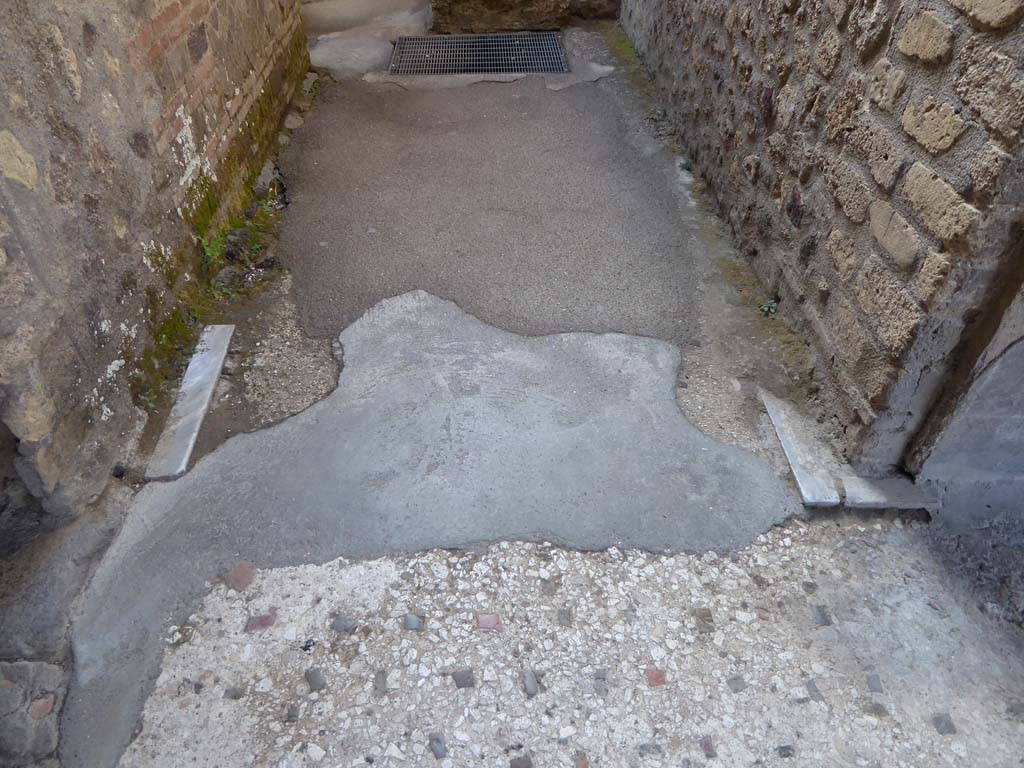 I.10.4 Pompeii. September 2017. Passageway P1/south-east corner of portico, looking south across flooring.  
Foto Annette Haug, ERC Grant 681269 DÉCOR.