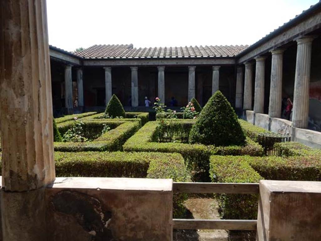 I.10.4 Pompeii. May 2015. Looking south across peristyle garden, from north portico.
Photo courtesy of Buzz Ferebee.