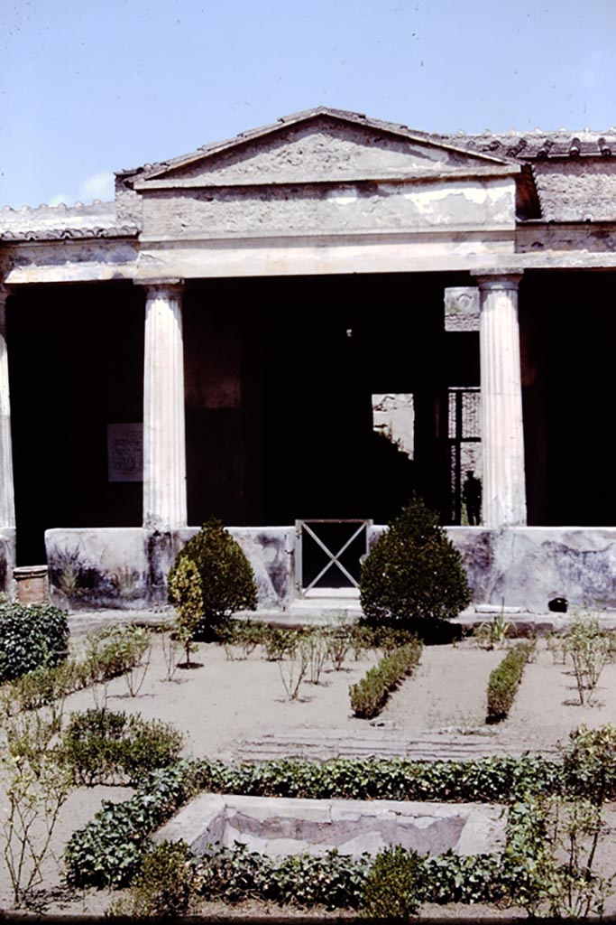 I.10.4 Pompeii. 1966.  Looking north across peristyle garden. Photo by Stanley A. Jashemski.
Source: The Wilhelmina and Stanley A. Jashemski archive in the University of Maryland Library, Special Collections (See collection page) and made available under the Creative Commons Attribution-Non-Commercial License v.4. See Licence and use details.
J66f0413