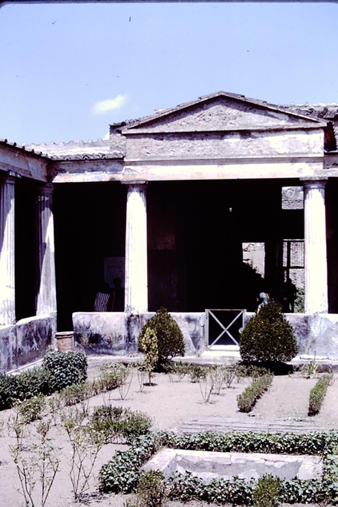I.10.4 Pompeii. 1966. 
North-west corner and north side of peristyle garden. Photo by Stanley A. Jashemski.
Source: The Wilhelmina and Stanley A. Jashemski archive in the University of Maryland Library, Special Collections (See collection page) and made available under the Creative Commons Attribution-Non-Commercial License v.4. See Licence and use details.
J66f0462