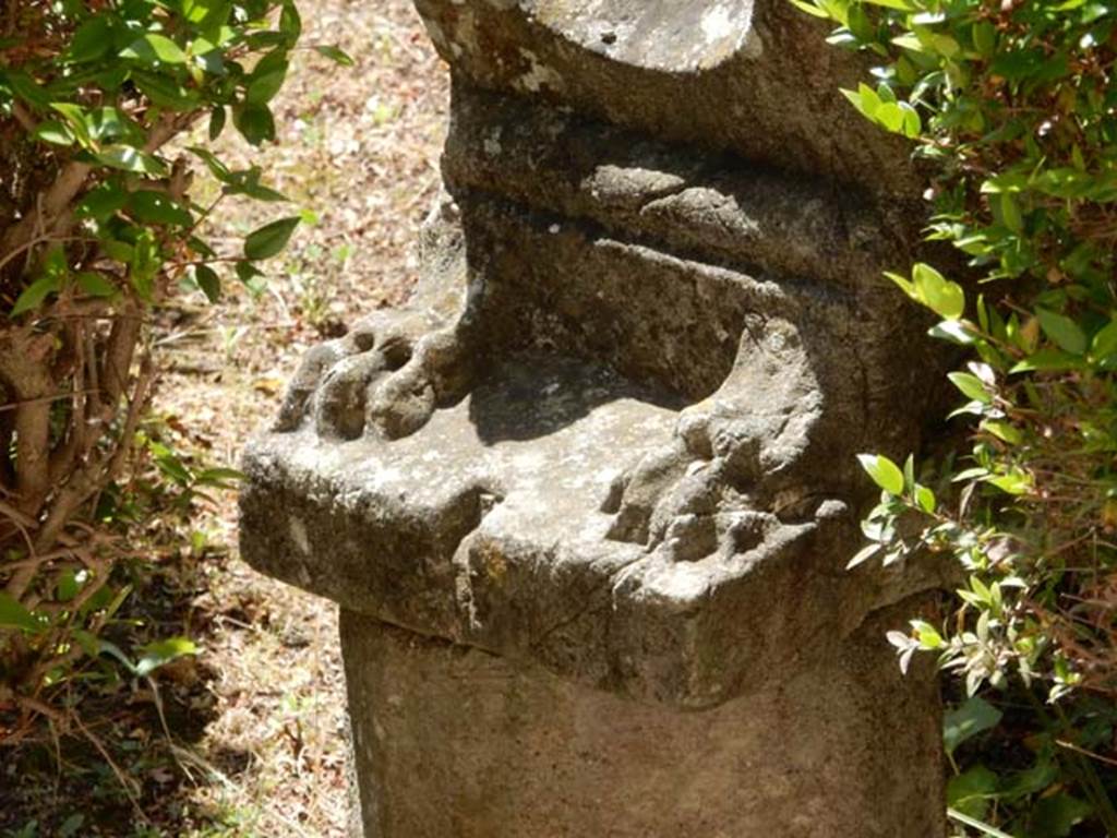 I.10.4 Pompeii. May 2017. Detail of ornamental sundial in garden of peristyle.
Photo courtesy of Buzz Ferebee.