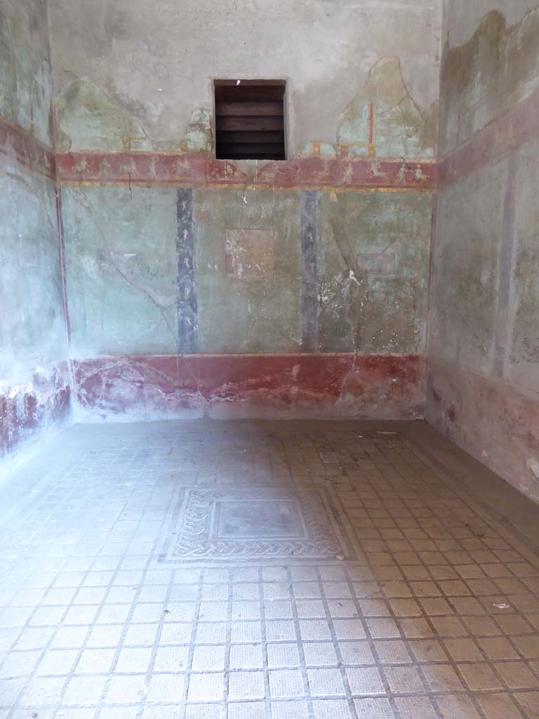 I.10.4 Pompeii. September 2017. 
Room 11, looking north from entrance doorway across mosaic floor with square pattern. 
The central mosaic emblema shows pygmies navigating along the Nile in their boats.
On the walls are paintings of Andromeda and Perseus with the head of the Gorgon held high, a young Dionysus and Maenad, and one possibly a Satyr and cupid.
An upper border has painted centaurs and female figures and vertical panels have cupids.
The threshold mosaic has a multi-coloured meander pattern.
Foto Annette Haug, ERC Grant 681269 DÉCOR.