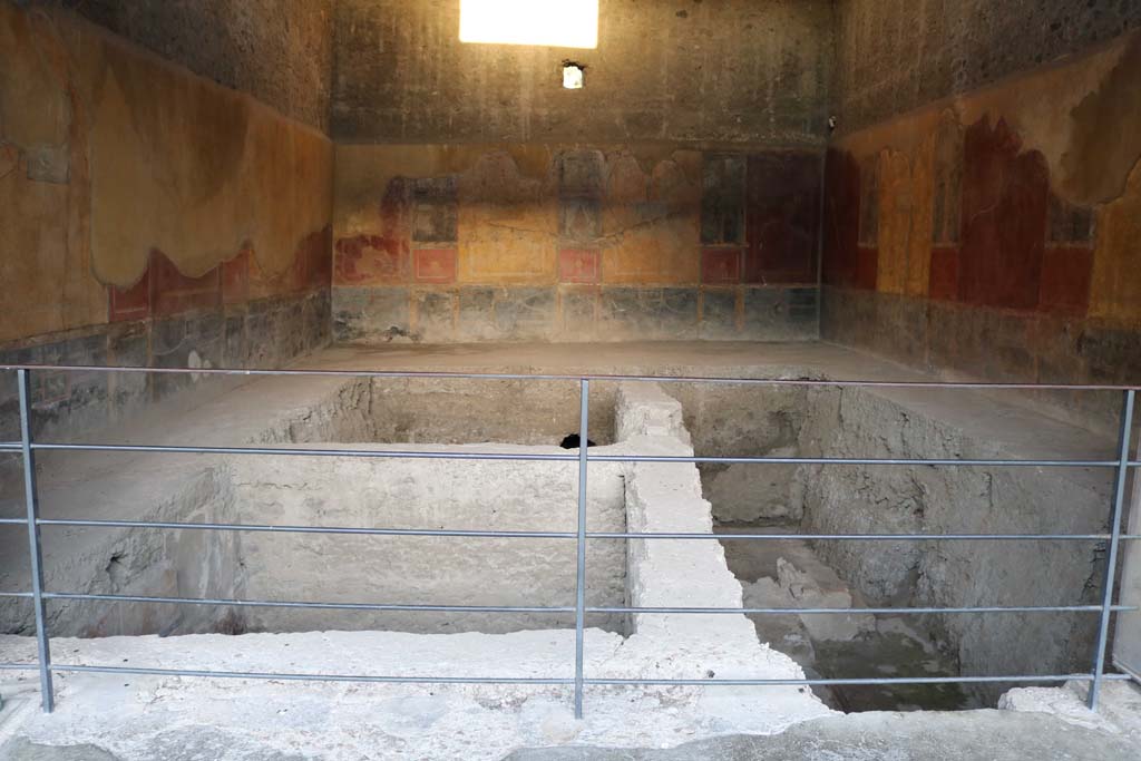 I.10.4 Pompeii. December 2018. Room 18, looking east at lower level. Photo courtesy of Aude Durand.
Below the room’s floor are remains of shallow rooms with wall decoration and mosaic floors.