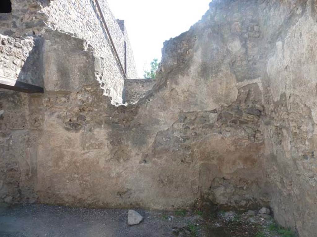 I.10.6 Pompeii. September 2015. South wall of workshop.