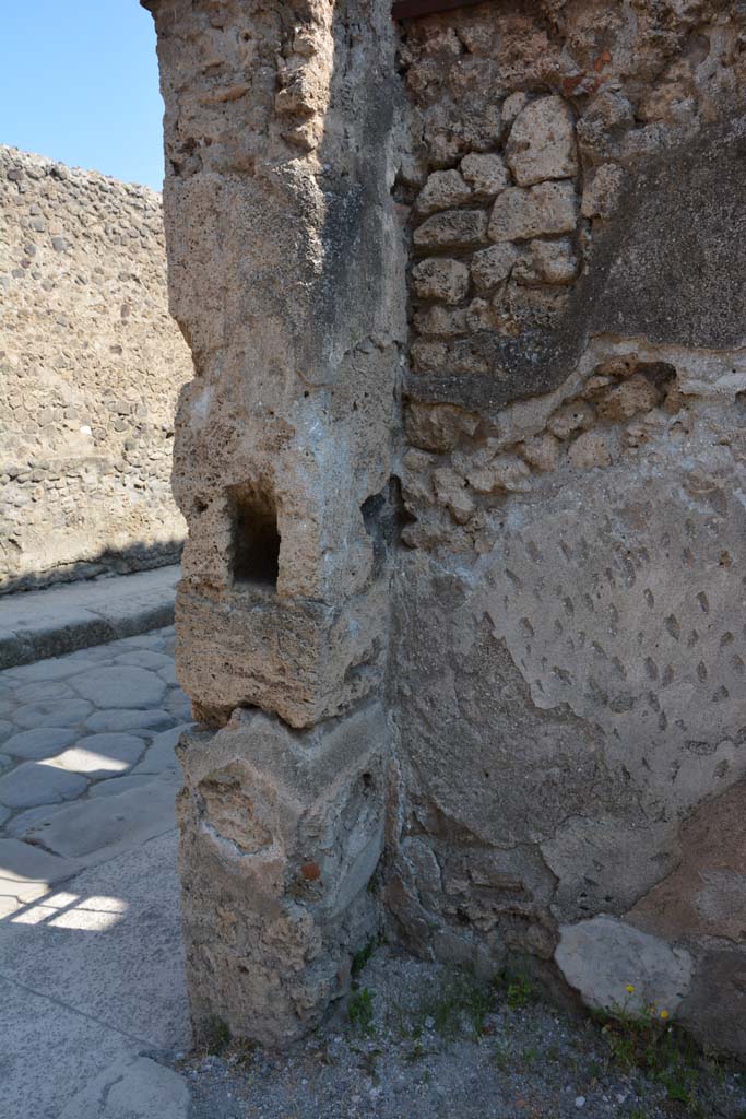 I.10.6 Pompeii. April 2017. East side of entrance doorway in north-east corner of workshop.
Photo courtesy Adrian Hielscher.