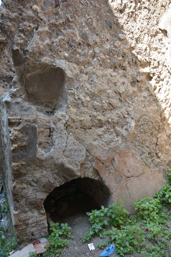 I.10.6 Pompeii. April 2017. 
Looking towards west wall of small room with a small semi-circular lararium niche, 0.33m x 0.43m, at a height of 1.45m from the earth.
Photo courtesy Adrian Hielscher.