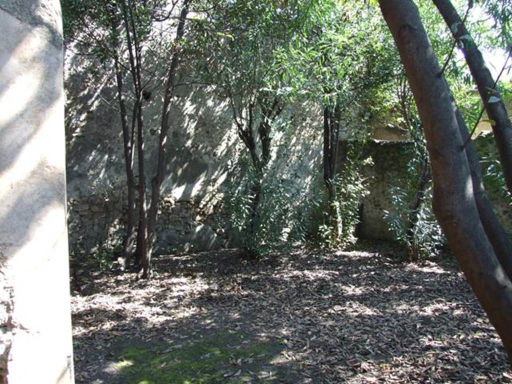 I.10.7 Pompeii. March 2009. Room 11, looking south-east across the garden.
According to Jashemski –
“In the centre of the garden was the imprint left by a wooden triclinium, which Elia incorrectly called a stibadium, and a cavity left by one of the supportsof the pergola”.
Jashemski sources –
Elia, NSc, (1934), p.291-2, 308 and fig.7 (plan) on p.277;
Mustilli,”Botteghe di scultori” in Pompeiana, p.218-9;
Soprano, p. 307, no.32;
Della Corte, Case, p.300.
According to Soprano –
Ubicazione: giardino.
Bibliog. “Not.Scavi”, 1934, p.291.
Nel giardino si rinvennero le impronte di un triclinio ligneo. Fu anche rinvenuto il vuoto di uno dei pali che sostenevano il pergolato.
See Soprano, P. (1950). I triclini all’aperto di Pompei. (In Pompeiana, raccolta di studi per il secondo centenario degli scavi di Pompei. Napoli, Gaetano Macchiaroli, Editore, P. 307, no.32).