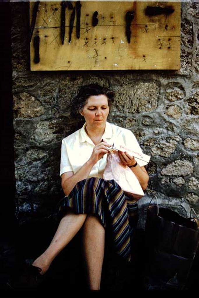 I.10.7 Pompeii. 1959. Lunchtime with Wilhelmina Jashemski. Photo by Stanley A. Jashemski.
Source: The Wilhelmina and Stanley A. Jashemski archive in the University of Maryland Library, Special Collections (See collection page) and made available under the Creative Commons Attribution-Non Commercial License v.4. See Licence and use details.
J59f0181