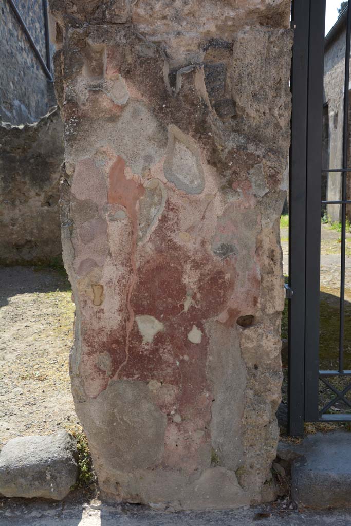 I.10.7 Pompeii. April 2017. Painted plaster to the left (east) of the entrance.
Photo courtesy Adrian Hielscher.