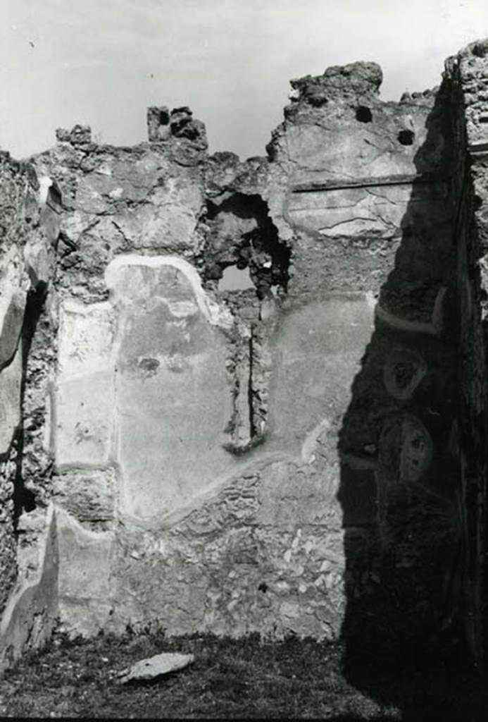 I.10.8 Pompeii. 1975. Domus and Textrina of Minucii Fuscus and Epaphra, exedra, back N wall.  Photo courtesy of Anne Laidlaw.
American Academy in Rome, Photographic Archive. Laidlaw collection _P_75_5_21.