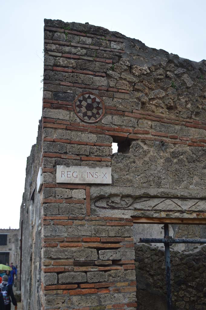 I.10.9 Pompeii. March 2018. Looking east towards upper wall with terracotta plaque.
Foto Taylor Lauritsen, ERC Grant 681269 DÉCOR.