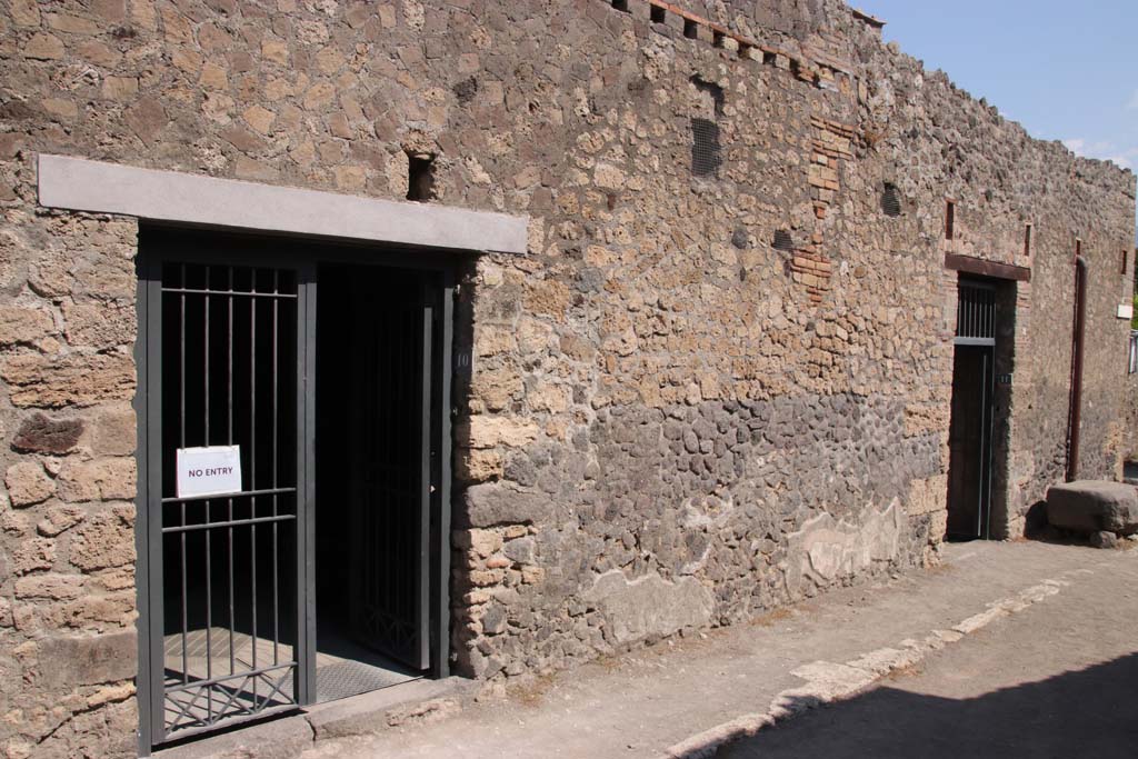 I.10.10 Pompeii, on left. September 2021. 
Looking east to entrance doorway on Vicolo del Citarista, with I.10.11, on right. Photo courtesy of Klaus Heese.