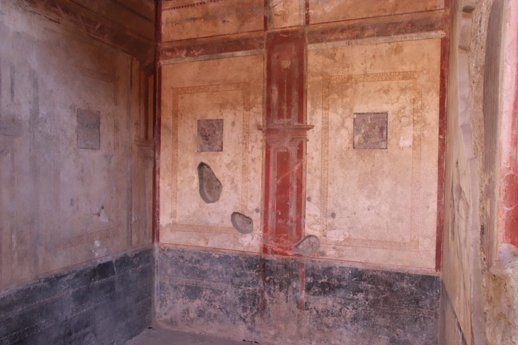 I.10.11 Pompeii. October 2022. Room 6, looking towards south-east corner and south wall. Photo courtesy of Klaus Heese.