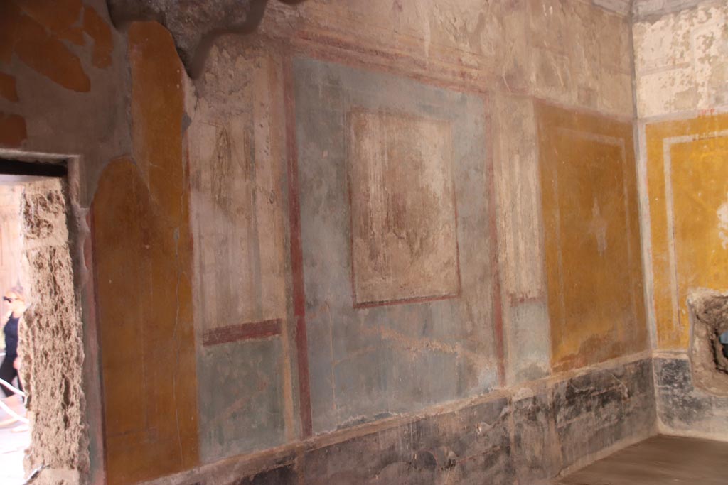 I.10.11 Pompeii. October 2022. 
Room 8, looking towards south wall of triclinium, with doorway to atrium, on left. Photo courtesy of Klaus Heese.