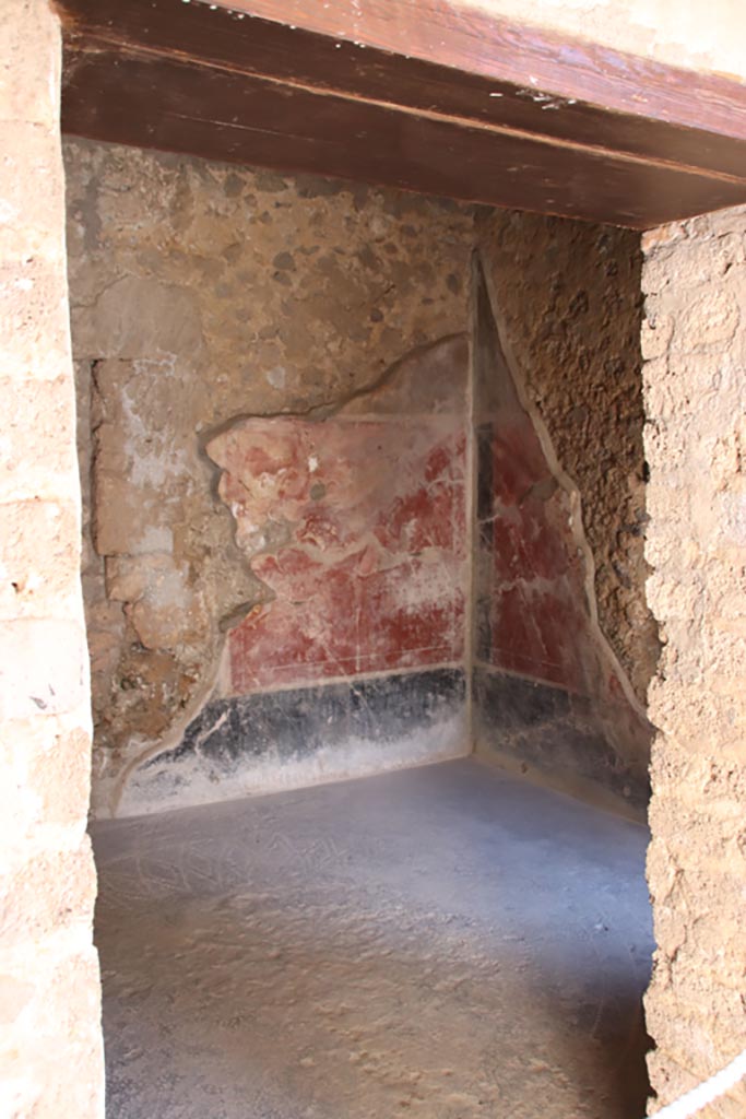 I.10.11 Pompeii. October 2022. 
Room 11, looking through doorway across flooring. Photo courtesy of Klaus Heese.