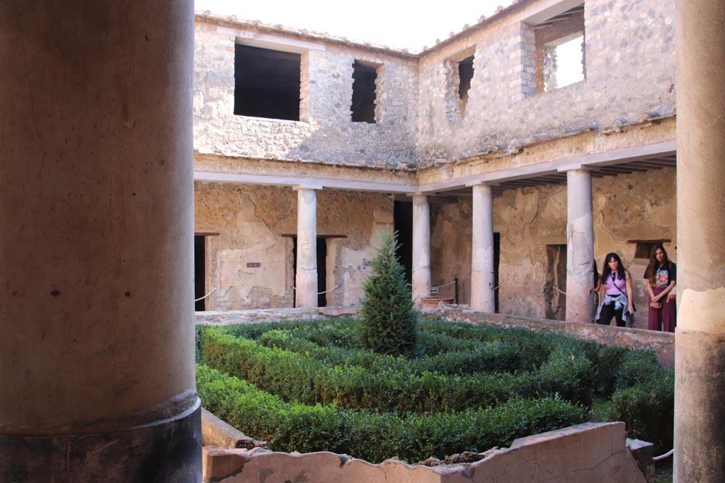 I.10.11 Pompeii. October 2022. Looking across peristyle towards south-east corner. Photo courtesy of Klaus Heese.