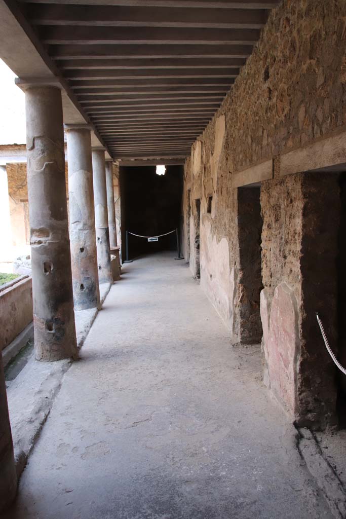 I.10.11 Pompeii. September 2021. 
Room 10, peristyle, looking east across south portico from outside doorway to room 19. 
Photo courtesy of Klaus Heese.