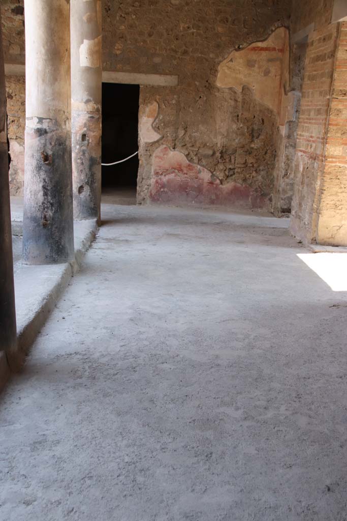 I.10.11 Pompeii. September 2021. 
Room 10, peristyle, looking south across west portico towards doorway to room 19, with doorways to atrium, on right. 
Photo courtesy of Klaus Heese.