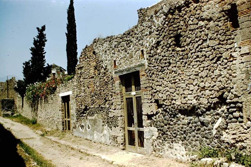 I.10.11 Pompeii. 1959. Looking north towards doorways to I.10.10, and I.10.11. Photo by Stanley A. Jashemski.
Source: The Wilhelmina and Stanley A. Jashemski archive in the University of Maryland Library, Special Collections (See collection page) and made available under the Creative Commons Attribution-Non Commercial License v.4. See Licence and use details.
J59f0132