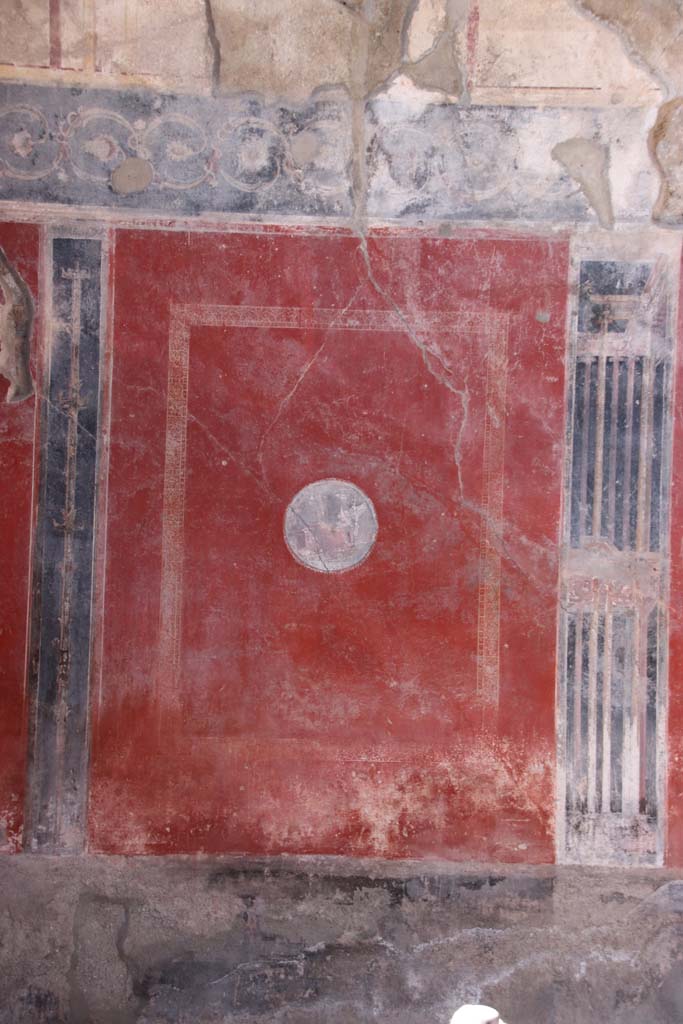 I.10.11 Pompeii. September 2021. 
Room 2, medallion on west (left) end of north wall. Photo courtesy of Klaus Heese.