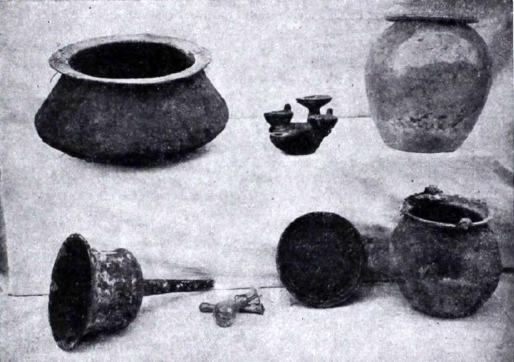 I.10.13 Pompeii. Bronze and terracotta items found on the sales counter/podium.
According to NdS –
Found collected on this podium/counter were the group of household goods.
See Notizie degli Scavi di Antichità, 1934, p.337 (fig. 36).
For the list of finds found on this counter, see NdS, p.340.