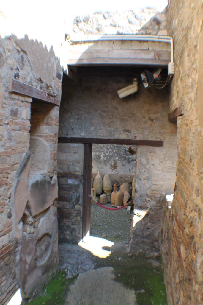 I.10.15/4 Pompeii. March 2014. 
Looking east in corridor, with doorway to third room to south of entrance at I.10.15, with amphorae.
Foto Annette Haug, ERC Grant 681269 DÉCOR.