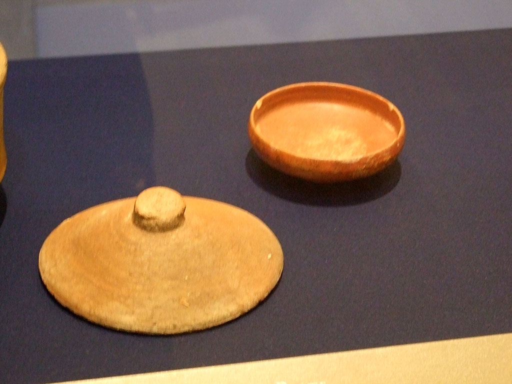I.10.4 Pompeii. Found on 29th April 1932. Third room to south of entrance with amphorae.
Terra sigillata plate (on right). SAP inventory 4927.
Photographed at “A Day in Pompeii” exhibition at Melbourne Museum. September 2009.