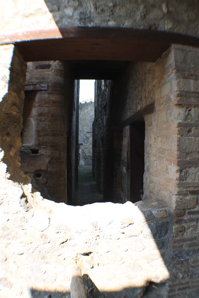 I.10.14/4 Pompeii. March 2014. Corridor leading north to I.10.15 from stable. 
Foto Annette Haug, ERC Grant 681269 DÉCOR.