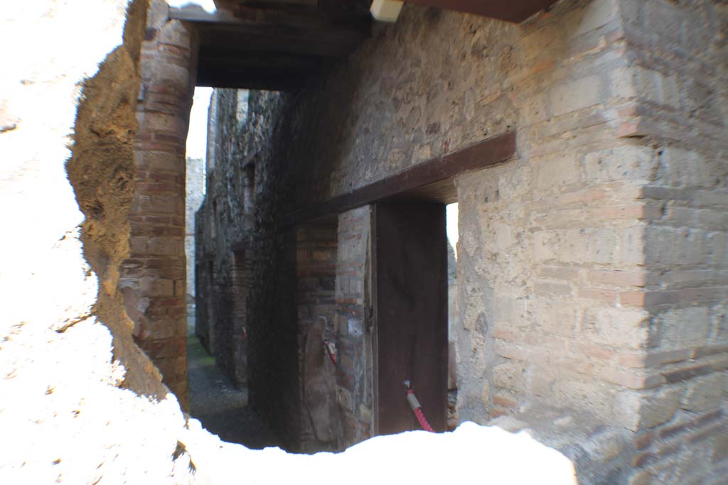 I.10.15/4 Pompeii. March 2014. Looking towards doorway to room at south end of corridor, leading to I.10.15.  
Foto Annette Haug, ERC Grant 681269 DÉCOR.